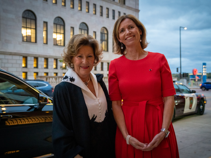 Dronning Sonja med Noregs ambassadør til USA, Anniken Ramberg Krutnes, som har stått for fleire arrangement under besøket til Dronninga. Foto: Simen Sund, Det kongelege hoffet